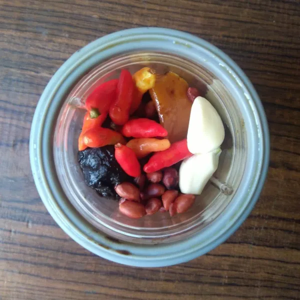 Membuat saus kacang: masukkan semua bahan saus ke dalam blender lalu blender hingga halus.