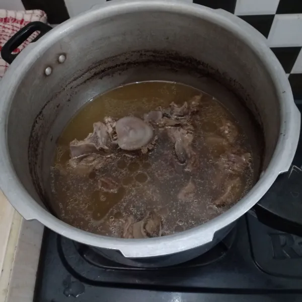 Cuci bersih daging lalu presto selama 15 menit, tiriskan.