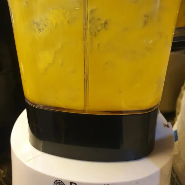 Potong mangga lalu blender bersama 100 ml air.