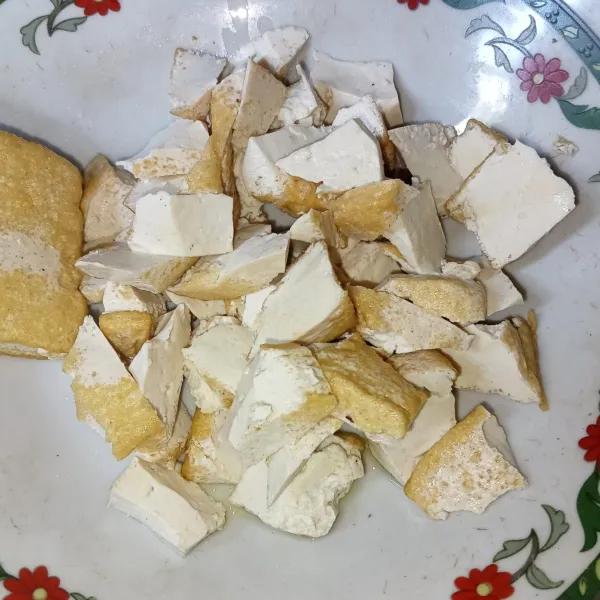 Goreng tahu hingga setengah matang, angkat dan potong-potong.