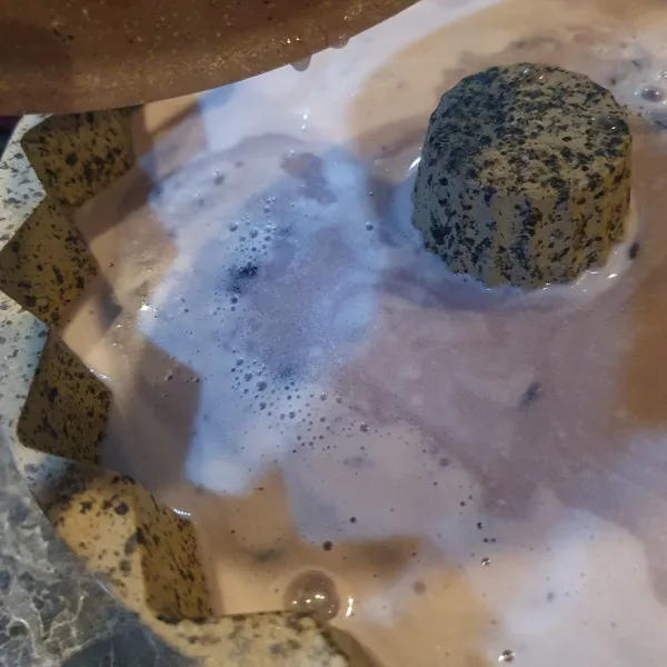 Setelah mendidih, angkat dan tuang ke dalam cetakan. Dinginkan.