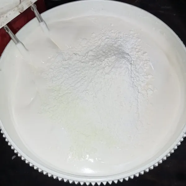 Masukkan tepung terigu dan susu bubuk. Mix dengan kecepatan rendah hingga tercampur rata.