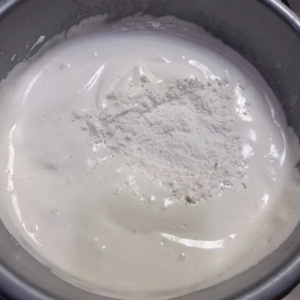 Masukan tepung terigu, mixer dengan kecepatan rendah sampai tercampur rata.