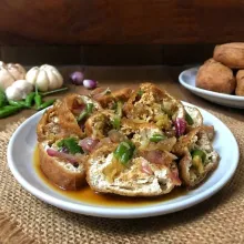 Jika rasa asam manis pedasnya sudah pas, siram kuah di atas tahu yang sudah dipotong-potong.