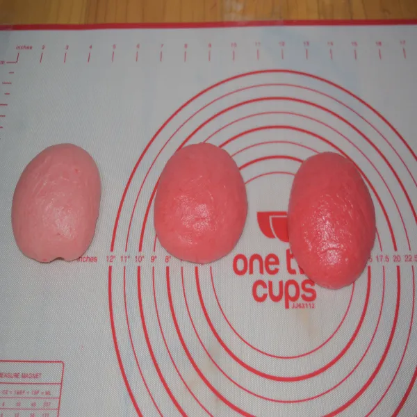 Setelah adonan selesai proofing, kempiskan adonan. Bagi adonan menjadi 3 bagian. Disini saya memberi warna pink karena anak-anak menyukai warna yang lucu. Setelah itu proofing (diamkan adonan) lagi, tutup adonan dengan lap bersih selama 15 menit.