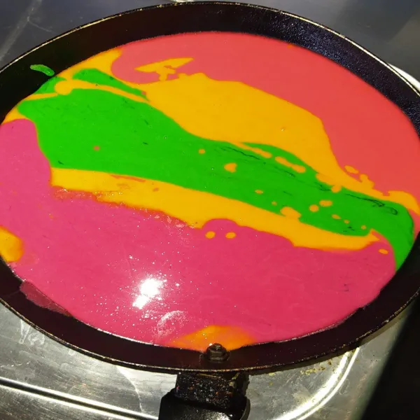 Tuang selang-seling di atas teflon yang sudah dipanaskan