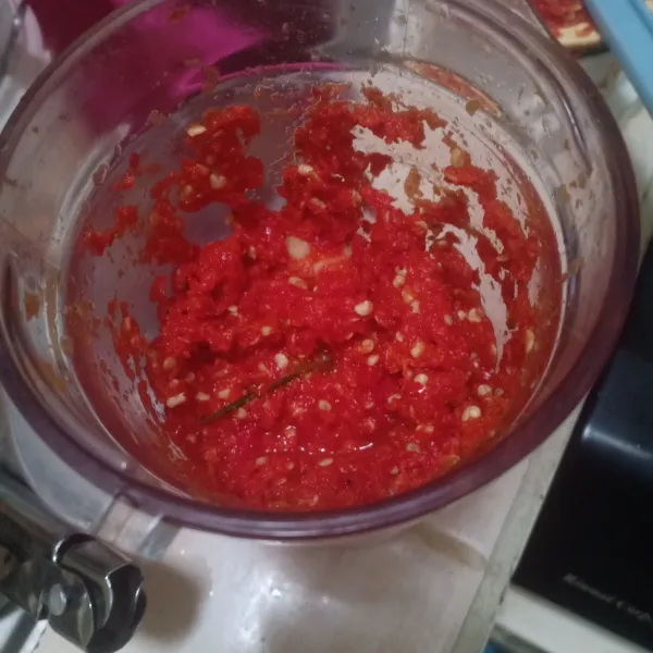 Haluskan bawang merah, bawang putih dan cabai.