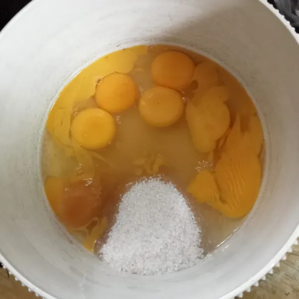 Campur telur, gula pasir, vanili bubuk, dan emulsifier (SP).