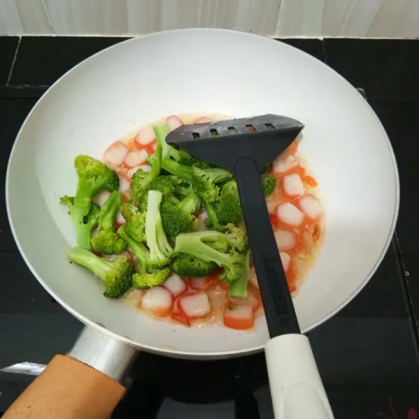 Kemudian masukkan brokoli. Aduk rata. Tumis hingga bumbu meresap. Angkat.