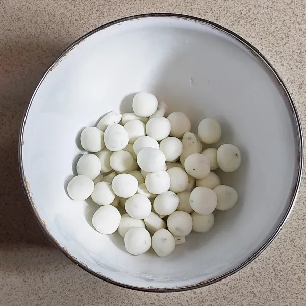 Setelah sudah bisa di bentuk, ambil sedikit adonan. Bentuk bulat-bulat kecil, lakukan hingga adonan habis.