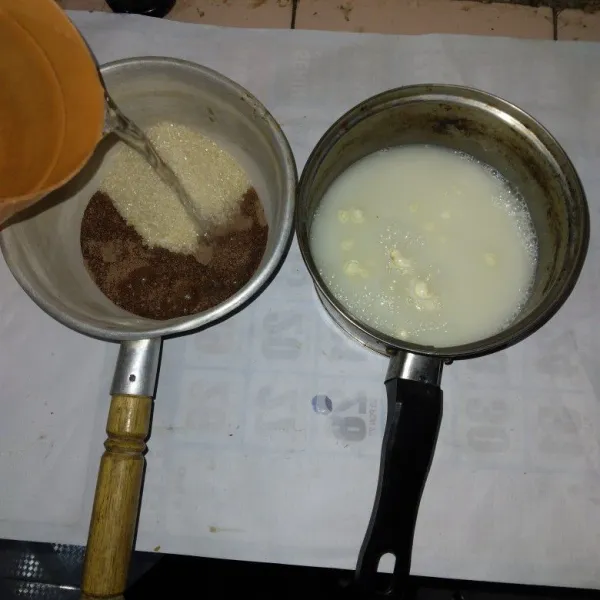 Tambahkan air pada panci berisi susu coklat sebanyak 1000 ml, dan panci berisi susu putih sebanyak 500 ml.