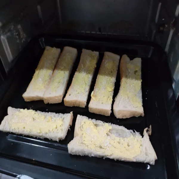 Panggang pada suhu 180°C selama 25 menit (sesuaikan dengan oven masing-masing) sampai roti tawarnya kering. keluarkan dari oven, jika sudah dingin, pindahkan ke dalam toples agar tetap renyah.