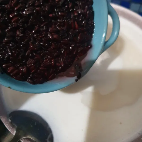 Tambahkan tape ketan hitam.