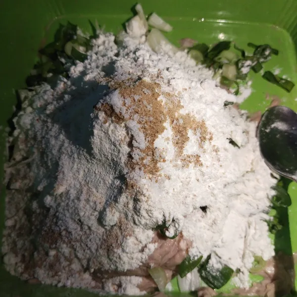 Masukkan tepung terigu, tepung tapioka, garam, merica, dan penyedap rasa. Aduk sampai rata.