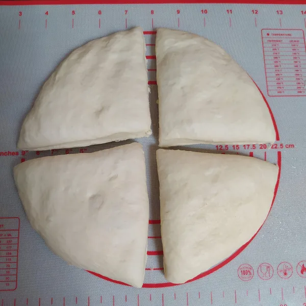 Jika adonan sudah mengembang, kempiskan lalu bagi menjadi 4 bagian.