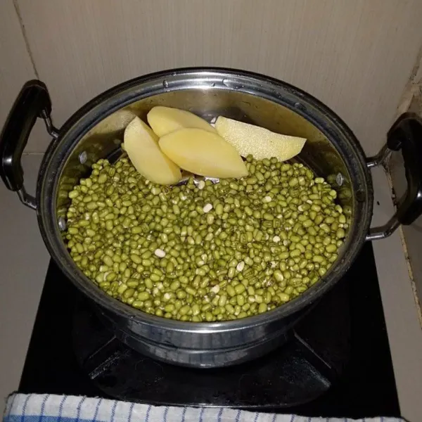 Rendam kacang hijau semalaman. Cuci kacang hijau san kentang hingga bersih. Kukus kacang hijau dan kentang selama 30 menit.
