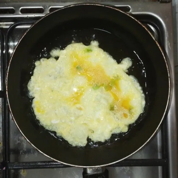 Kocok lepas telur, tambahkan irisan bawang prei dan sedikit garam. Goreng dalam minyak panas. Sisihkan.
