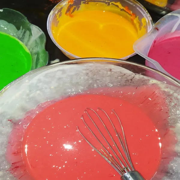 Bagi adonan menjadi 4 bagian, lalu masing-masing berikan pewarna makanan.