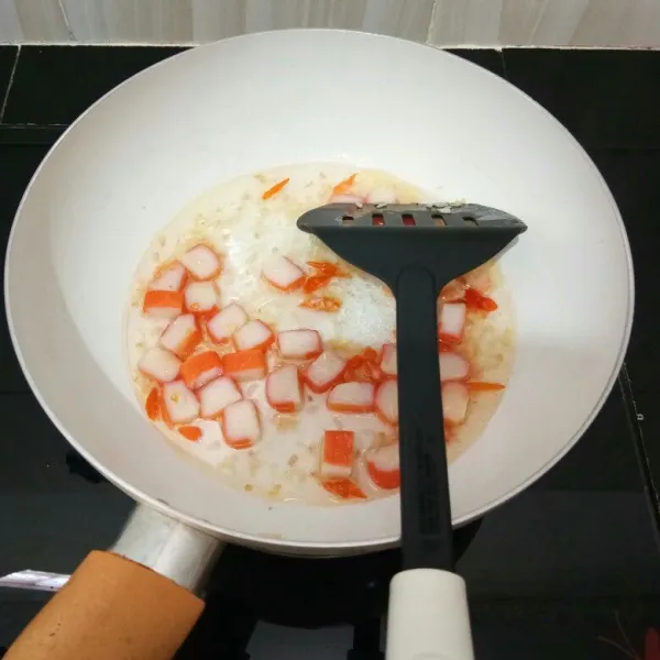 Tambahkan air, gula pasir dan garam. Aduk rata. Masak hingga mendidih.