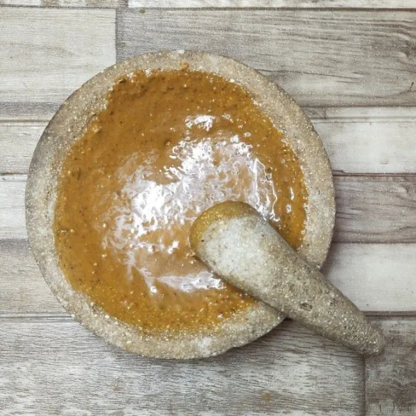 Haluskan semua bumbu siram, tambahkan air sedikit demi sedikit hingga kekentalan yang diinginkan.