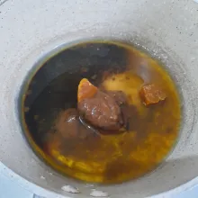 Membuat kuah: masukkan semua bahan kuah dalam panci. Masak hingga mendidih sambil dikoreksi rasanya hingga rasa asam manisnya pas. Sisihkan.