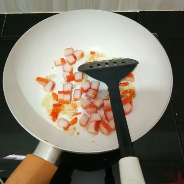 Lalu masukkan crab stick, aduk rata.