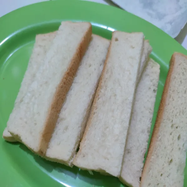 Potong roti tawar sesuai dengan selera.