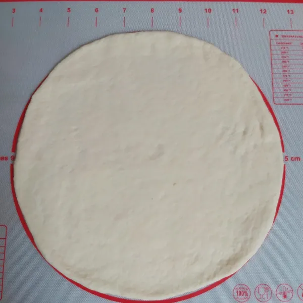 Pipihkan dengan rolling pin.