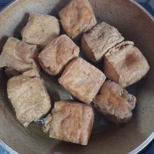 Tips agar tahu renyah: peras tahu hingga kesat, lalu goreng dalam minyak panas sebentar saja. Angkat, tiriskan dan potong-potong. Lalu tata dalam piring.