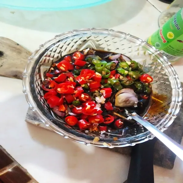 Campurkan bahan yang sudah diiris kedalam mangkuk berisi kecap manis.