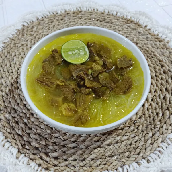 Sajikan soto daging dengan tambahan so'un/bihun dan irisan jeruk nipis. Bisa tambahkan bawang goreg, sambal, dan kecap sesuai selera.