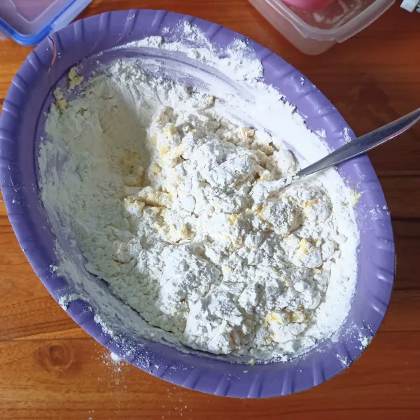 Masukkan tepung garut aduk hingga rata.