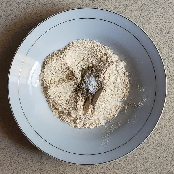 Siapkan tepung pelapis kering. Campur semua bahan tepung kering, aduk hingga tercampur rata.
