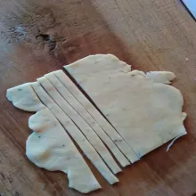 Gilas dan pipihkan dengan rolling pin. Kemudian potong memanjang sesuai selera.