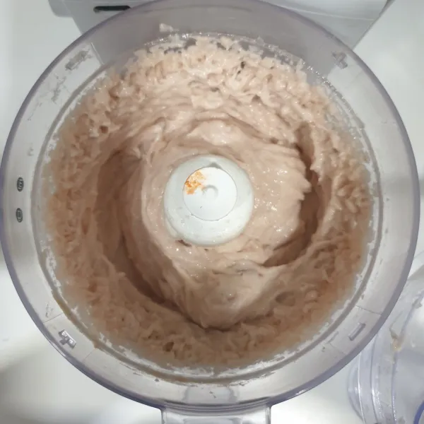 Campurkan, ikan tenggiri, telur, es batu, bawang putih yang telah dihaluskan, garam, kaldu jamur, gula pasir, merica, dan minyak wijen, proses hingga halus.