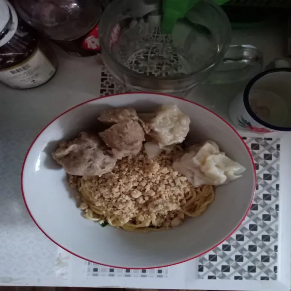 Beri taburan abon ayam dan bahan pelengkap lain. Sajikan.