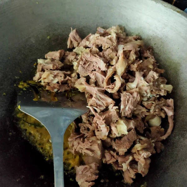 Masukkan daging, aduk rata.