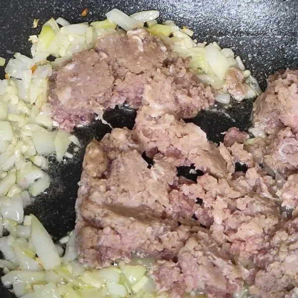 Masukkan daging. Tumis hingga berubah warna/pucat.