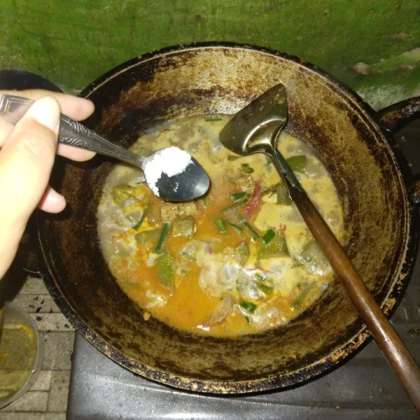 Tambahkan bumbu penunjang, koreksi rasa lalu sayur siap dihidangkan.