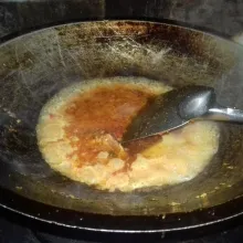 Tumis bumbu hingga harum, tambahkan sedikit air dan masukkan telur.
