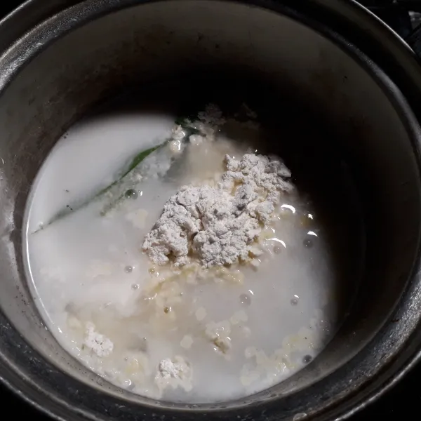 Dalam wadah campur tepung beras, vanili bubuk, telur dan garam. Aduk rata. Kemudian, masukkan ke santan yang sudah direbus, aduk rata hingga tidak bergerindil, saring bila perlu, sisakan 1/4 bagian untuk dicampur dengan cacahan pisang.