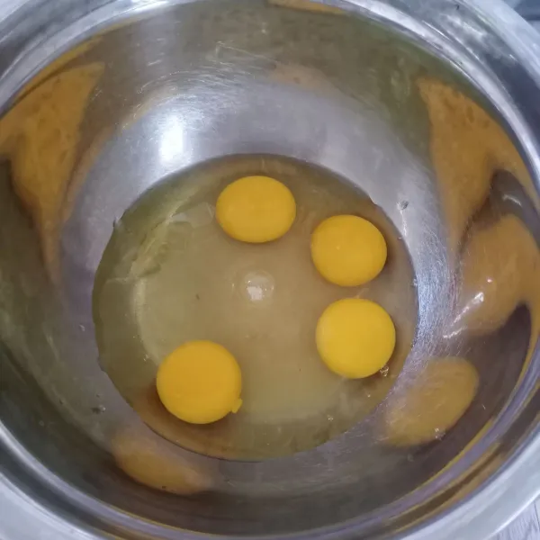 Masukkan gula pasir, telur, dan emulsifier (SP) ke dalam wadah.