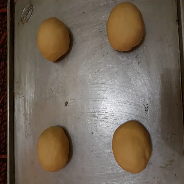 Bulatkan adonan kemudian susun diatas loyang yang sudah dioles margarin tipis.