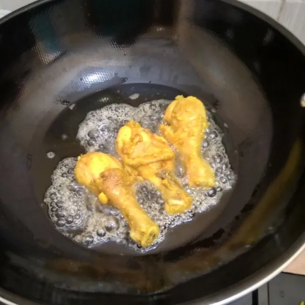 Panaskan minyak, lalu goreng ayam yang telah ditiriskan hingga matang dan berwarna kuning kecoklatan. Angkat dan sajikan.