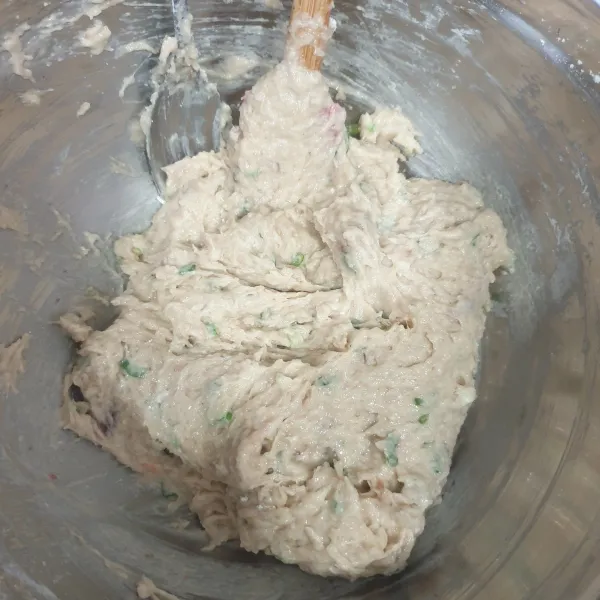 Pindahkan adonan ke dalam baskom/ mangkok.