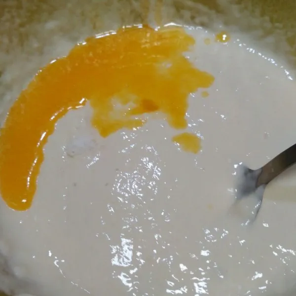 Tuang margarin yang telah dilelehkan ke dalam adonan dan tambahkan garam. Aduk rata lalu diamkan adonan selama 20 menit.