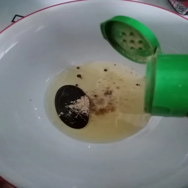 Siapkan mangkok yang diisi dengan minyak ayam, lada, kecap asin dan kaldu jamur.