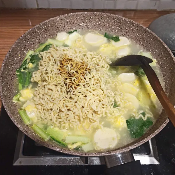 Tambahkan air sekitar satu gelas, jika kurang bisa ditambah, tunggu mendidih. Lalu masukkan mie yang sudah direbus, kecap, saos, garam dan kaldu bubuk. Aduk rata dan tes rasanya. Jika ingin pedas tambahkan saos cabai atau sambal.