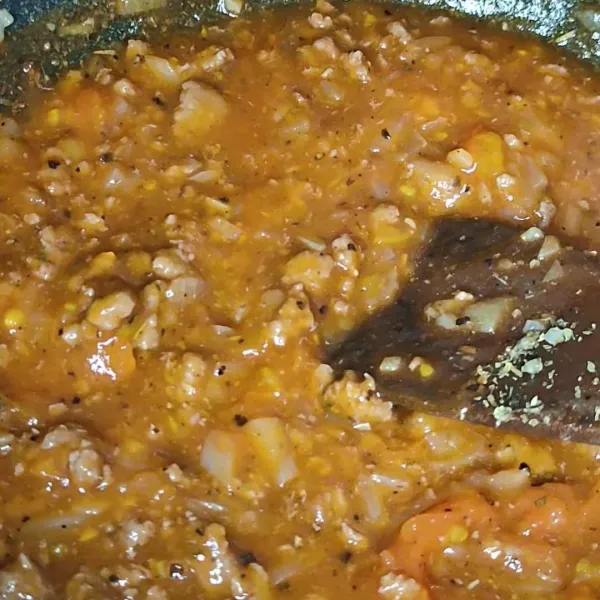 Masukan tomat halus, saus tomat, lada hitam, dan Italian mix herbs. Bumbui dengan garam dan kaldu bubuk, cek rasa.