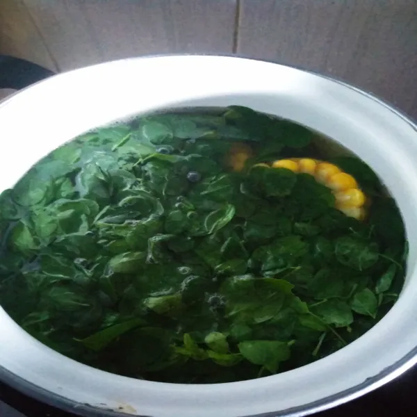 Tambahan garam, kaldu bubuk, dan gula pasir. Koreksi rasa.